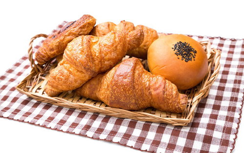 バスケットに山盛りのクロワッサンと朝食パン