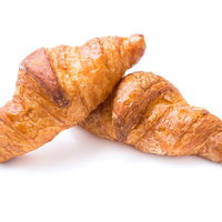 焼きたてのクロワッサン2個、バターの香りが広がる朝食パンの写真