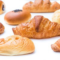 菓子パン祭りに並ぶクロワッサンとメロンパンの写真