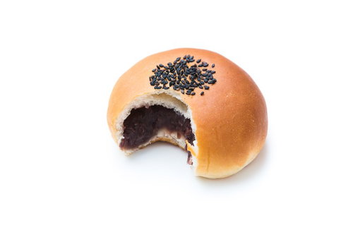 黒ごまをトッピングした食べかけのあんぱん