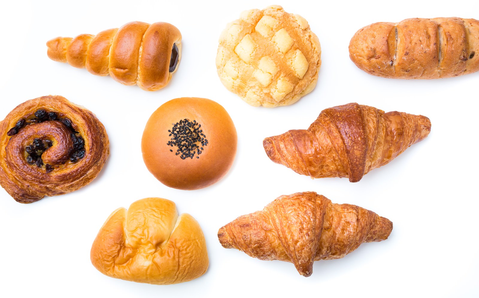 クロワッサン、メロンパン、くるみパン、アンパンなど複数の菓子パンが並んでいる