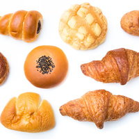 様々な種類の菓子パン祭り～朝食に最適なクロワッサン・メロンパン・アンパンの詰合せの写真