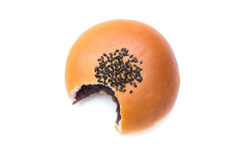 ガブっと食べられて弱ったアンパン、一口かじられた菓子パン