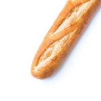 斜めに置かれたフランスパン1/2の写真