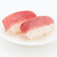 白いお皿に並ぶまぐろのお寿司二貫、握り寿司の食べ物の写真