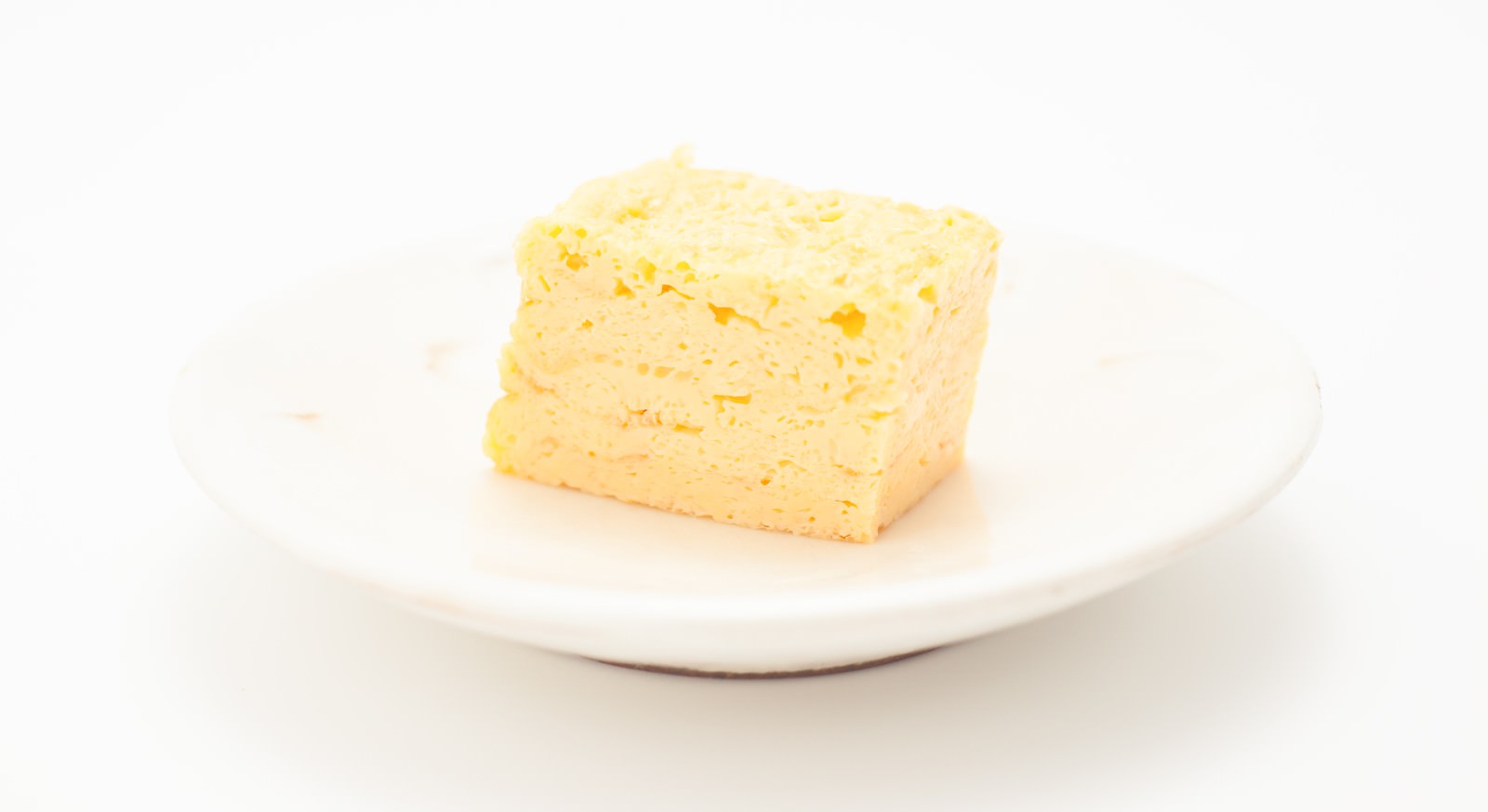 白いお皿に盛られた黄色いだし巻きたまご