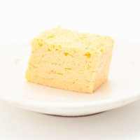 白いお皿に盛り付けただし巻きたまご、断面が見える玉子焼きの写真