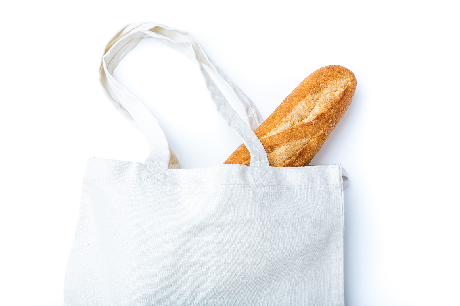 白いトートバッグから顔を出すフランスパン