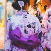 お祭りの屋台と浴衣姿の少女、夏祭りの後ろ姿の写真