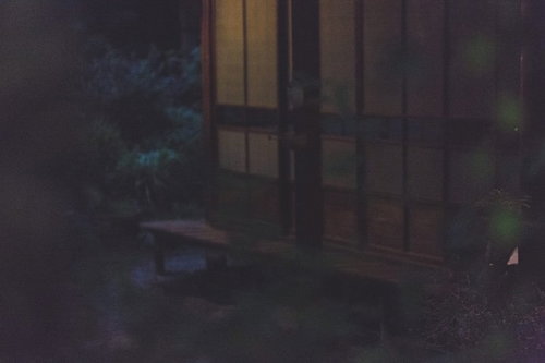 不気味な和室の縁側 薄暗い古民家の廊下と障子