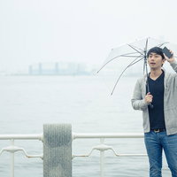 雨の中、スマホを片手に遅刻してきた彼は山下公園で待ち合わせの写真