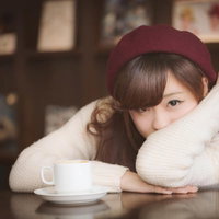 初デート、退屈すぎて帰りたいよー、カフェで俯く女性の写真