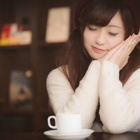 もっと寄り添いたいとアピールする彼女、カフェでの休息の写真