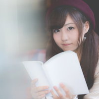 美女マンガを読む秋の午後、ベレー帽姿で読書を楽しむ女性の写真
