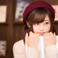 感動して思わず本を抱きしめる美女のポートレートの写真