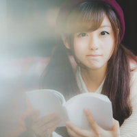 読書に夢中なあの子と目があった瞬間、白いセーターとベレー帽の写真
