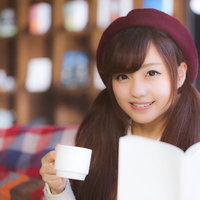 「何読んでるの？」と聞いても教えてくれない幼なじみの美少女（妄想）の写真