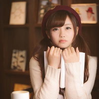 カフェで本を抱きしめる読書女子の秋の読書風景の写真