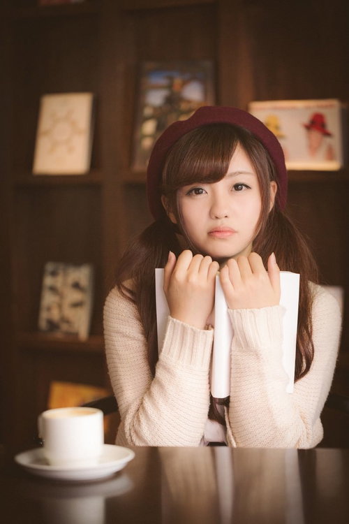 カフェで本を抱きしめる読書女子の秋の読書風景