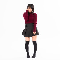 赤いニット姿で両手で顔を覆めそめそするハイソックスの女性の写真