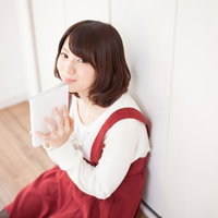 最新刊の漫画に夢中で彼を無視し続けたら怒られた時の表情の写真