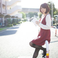 ちょっとひと休み、駐車場で本を読む女性の写真