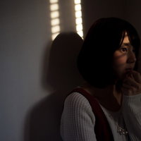 夕暮れ時に犯行現場を目撃してしまう女性の写真