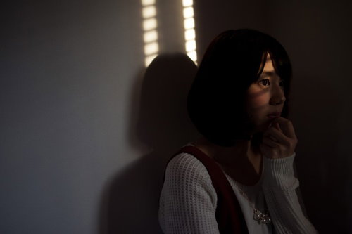 夕暮れ時に犯行現場を目撃してしまう女性