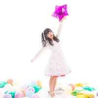 星を手に取る白いドレスの女性アイドル・撮影会の写真