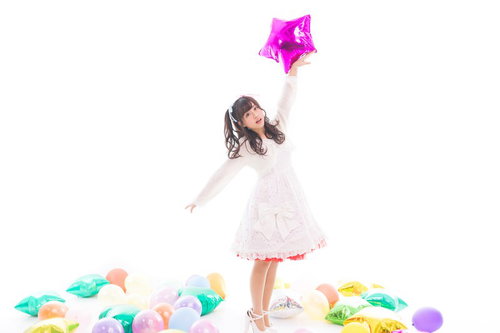 星を手に取る白いドレスの女性アイドル・撮影会