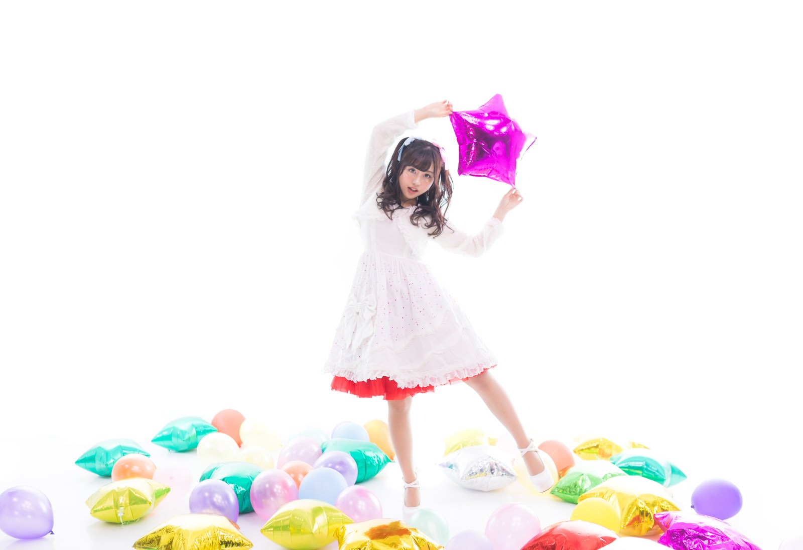 星の風船を持って笑顔でポーズを取る白い衣装の女性アイドル［モデル：河村友歌］
