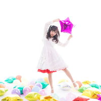 星の風船を持った女性アイドルのソロポーズの写真