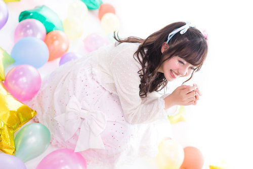 撮影会のオフショット、カラフルな風船に囲まれた女性アイドル