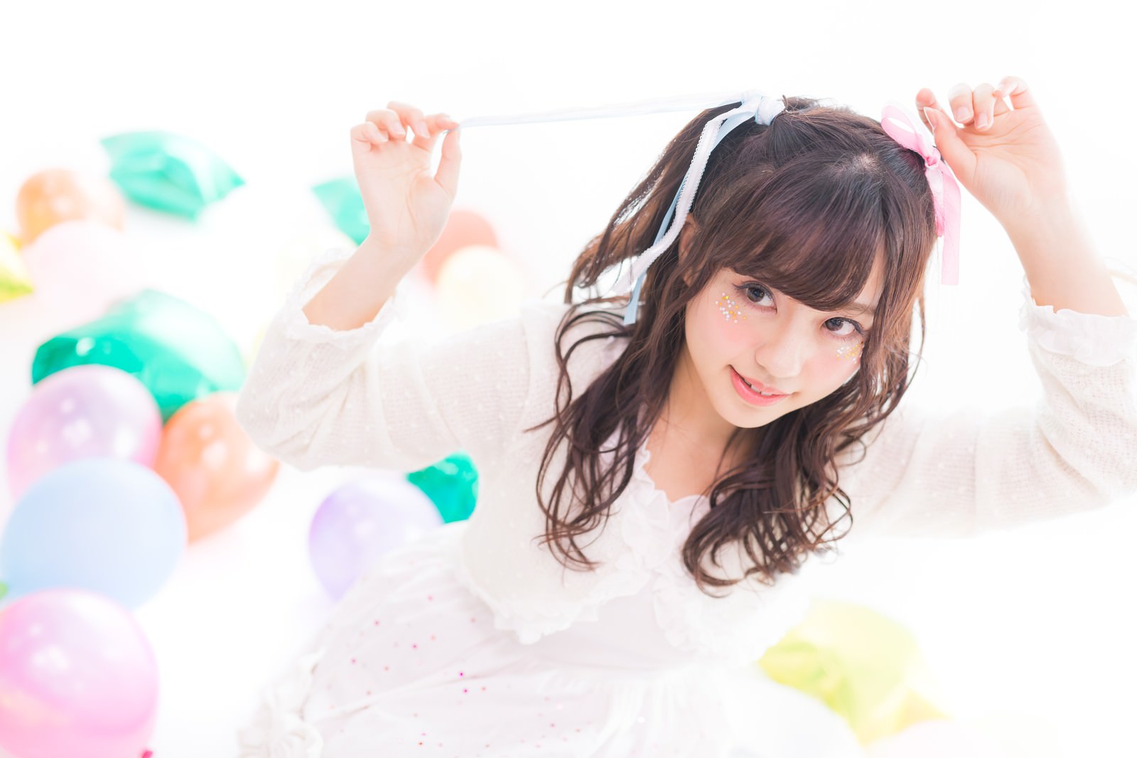 左右色違いのリボンを見せるツインテールの女性アイドル［モデル：河村友歌］