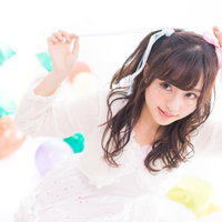 左右色違いのリボンを見せるツインテール女性アイドルの写真