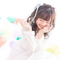 恥ずかしがるツインテール女性アイドルの照れ顔の写真