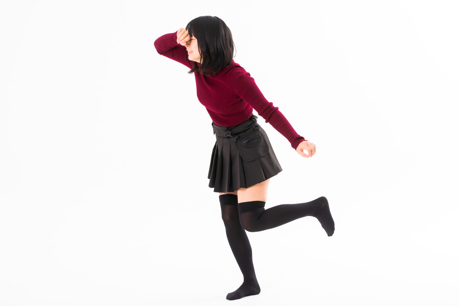 手で顔を覆いながら泣いて立ち去る赤い服の女性［モデル：にゃるる］