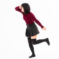 泣きながらその場を立ち去る赤いトップスの女性の写真