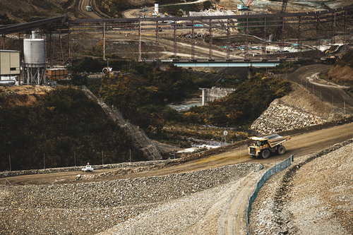 東成瀬村の山間部に広がるダム建設現場での大型重機による土木工事