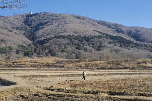 宝篋山へと向かう登山者と茶色い山肌の稜線