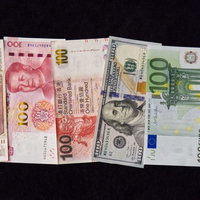 ルーブル、米ドル、人民元など色んな国の通貨（100単位）の写真