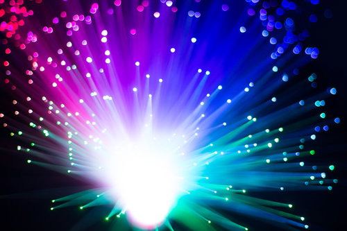 放送中継車でヘルメットをかぶる女性