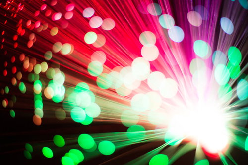 緑と赤のグラデーション玉ボケと光跡、光の爆発表現