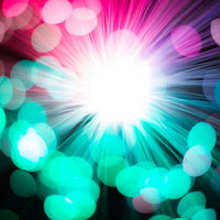 ビッグバンのような放射状の光とカラフルな玉ボケの写真