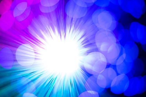 光が集る放射状の光跡と玉ボケ