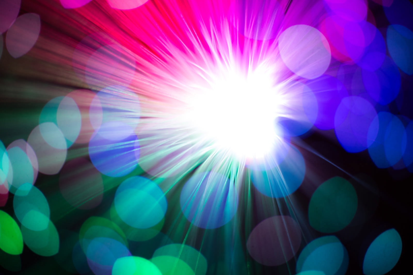 放射状に広がる光ファイバーの玉ボケ