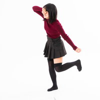 大号泣して走り去る赤いトップスの女性が感情的に逃げ出すの写真