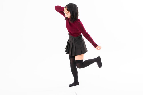 大号泣して走り去る赤いトップスの女性が感情的に逃げ出す