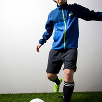 青いユニフォームの女子がサッカーボールをキックの写真