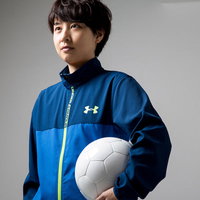 サッカーボールを持った女性主将の決意的ポートレートの写真